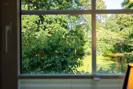 Wohnzimmer mit Couch, Fernseher und Sitzecke Gorch-Fock-Park Ferienwohnung "App.32 Stranddüne"