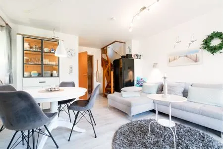 Wohnzimmer mit Couch, Fernseher und Sitzecke Gorch-Fock-Park Ferienwohnung "App.32 Stranddüne"