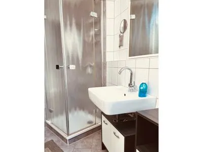 Badezimmer mit Dusche  Bahnhofstraße 10 - Wohnung 4