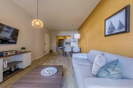 Ferienwohnung Gänseblümchen Ostseebad Wustrow - Wohnzimmer mit Sofa  Gänseblümchen