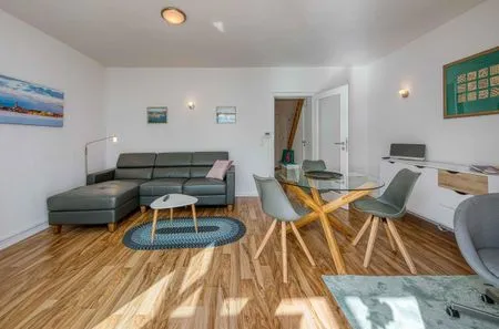 Ferienwohnung Eddi Waren (Müritz) - Blick in den offenen Wohnbereich mit Esstisch  Eddi