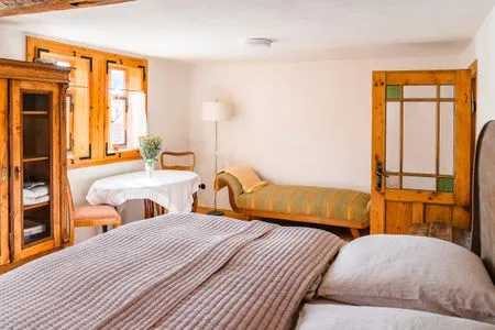 Wohn- & Schlafzimmer, mit Sofa Ferienwohnung Landhaus Fröbel