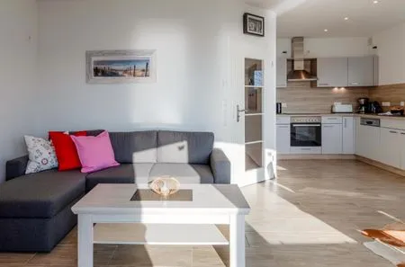 Ferienhaus SchönSicht Blick in den offenen Wohnbereich mit Küche  SchönSicht