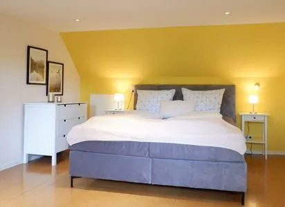 Schlafzimmer mit Boxspringbett (180x200cm) Ferienhaus Poseby