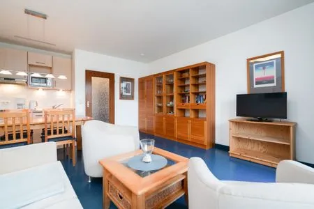 Wohnzimmer, Fernseher, Couch, Sofa, Esstisch, Kommode, Schrank, Küchenzeile, Wasserkocher, Kaffeemaschine, Mikrowelle Ferienwohnung "Strandnah in Niendorf"