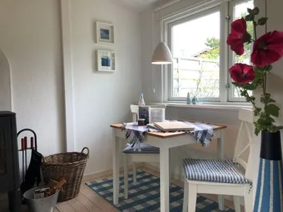 Heller Essplatz mit Platz für 2 Blaue Pause