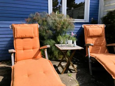 Sonnige Terrasse mit Liegestühlen am Haus Blaue Pause