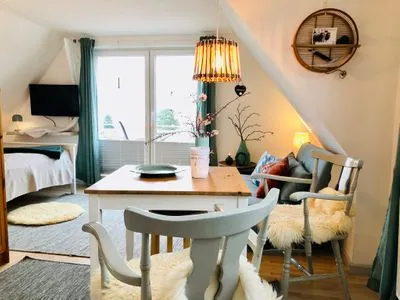 Wohnzimmer mit Schlafbereich, Sofaecke und Essplatz Nordlicht