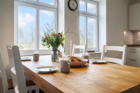 Essbereich mit Blick in den großen Garten Ferienwohnung Gut Hardesby
