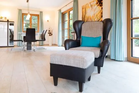 Wohnzimmer, Fernseher, Couch, Sofa, Esstisch, Kommode Ferienwohnung "Birkenhain 5"