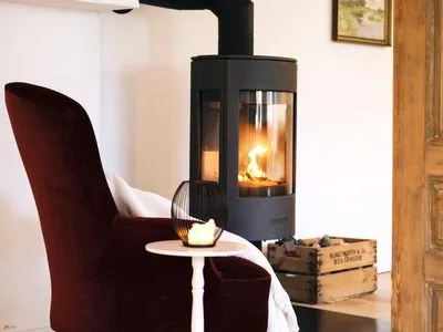 Kaminofen im Wohnzimmer (Kaminholz inkl.) Ferienhaus Reethus Koppelkiek