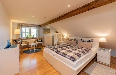 Schlafzimmer mit gemütlicher Sitzecke am Fenster Ferienwohnung Schwalbennest