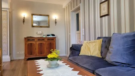 Sofa und Sofatisch im stilvollen Wohnbereich Ferienwohnung Ratssaal