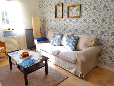 Sofa im hellen Wohnzimmer Ferienwohnung Amtsstube