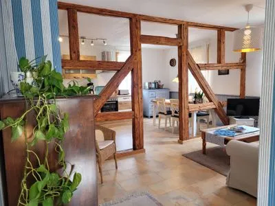 Offener Wohnbereich mit Fachwerk Ferienwohnung Amtsstube