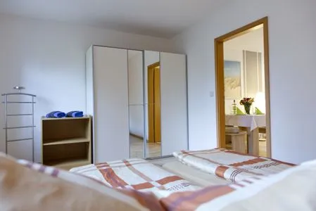 Viel Stauraum im großen Schrank Ferienwohnung Storchennest