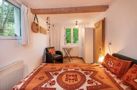 Schlafzimmer mit Schrank Haus im Grünen