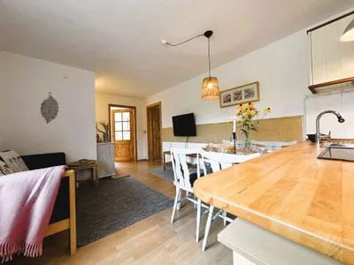 Wohnraum mit Küche, Essplatz und Sofa Ankerplatz No. 8