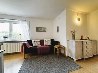 Wohnzimmer mit Küchenzeile, TV und Essbereich Ankerplatz No. 8
