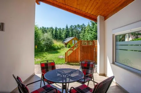 Ferienhaus MöwenNest Terasse mit Blick in den Garten  MöwenNest