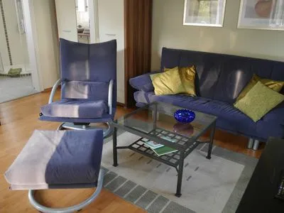 Gemütliche Sofaecke im Wohnzimmer Ferienwohnung Villa Bourguet