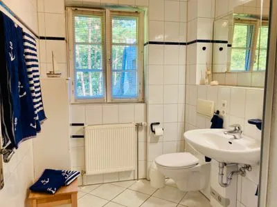Badezimmer mit WC und Waschbecken Achtern Diek Achtern Diek 12b - Wohnung 5
