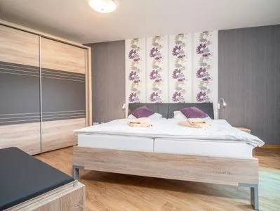 Schlafzimmer mit Doppelbett Ferienpark Freesenbruch Wohnung 2.1 - Möwennest