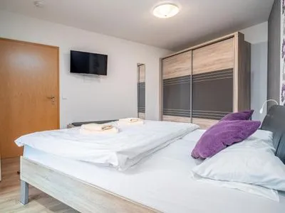 Schlafzimmer mit Doppelbett Ferienpark Freesenbruch Wohnung 2.1 - Möwennest