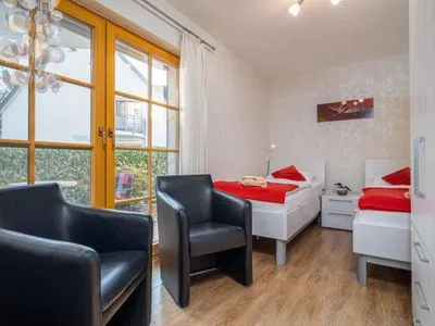 Schlafzimmer mit zwei Einzelbetten Ferienpark Freesenbruch Wohnung 2.1 - Möwennest