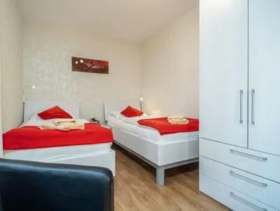 Schlafzimmer mit zwei Einzelbetten Ferienpark Freesenbruch Wohnung 2.1 - Möwennest