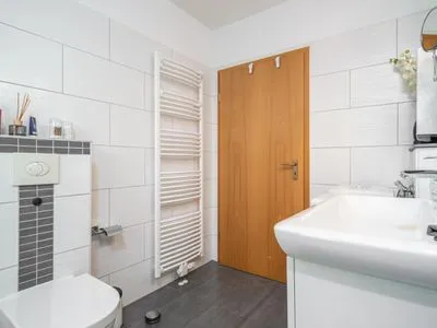 Badezimmer mit Dusche Ferienpark Freesenbruch Wohnung 2.1 - Möwennest
