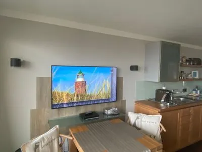 TV- Essbereich Ferienwohnung Brandenburgerstr. 11 - Dühne16 mit kleinem Meerblick /  PKW-Stellplatz außen ist mit einem Außweis zu versehen als Berechtigung.