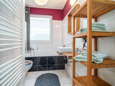 Badezimmer mit Badewanne  Ferienwohnung Ohana