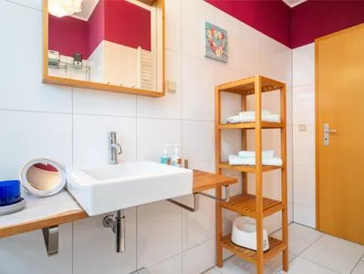 Waschbecken mit Spiegel  Ferienwohnung Ohana