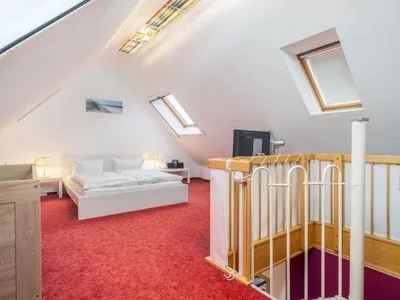 Schlafzimmer mit Doppelbett im Dachgeschoss  Ferienwohnung Ohana
