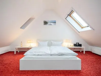 Schlafzimmer mit Doppelbett im Dachgeschoss  Ferienwohnung Ohana