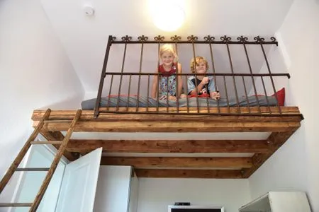 Wohnzimmer Romantische Wohnung Gleis 1 im historischen Bahnhof mit Terrasse