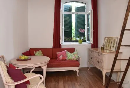 Wohnzimmer Romantische Wohnung Gleis 1 im historischen Bahnhof mit Terrasse