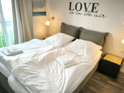 Schlafzimmer lichtdurchflutete Ferienwohnung mit großem Balkon
