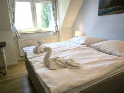 Schlafzimmer Ferienwohnung in Göhren, strandnah, mit Balkon und Meerblick