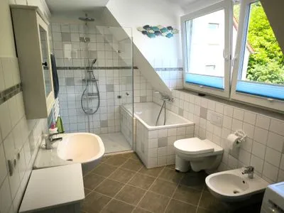 Badezimmer Ferienwohnung in Göhren, hell, Sauna, Balkon und Merrblick