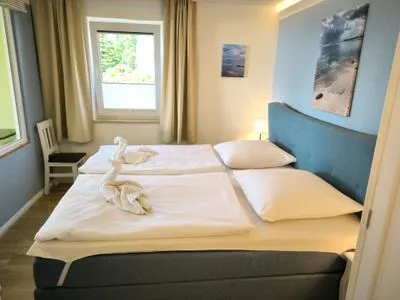 Schlafzimmer Ferienwohnung in Göhren, hell, Sauna, Balkon und Merrblick