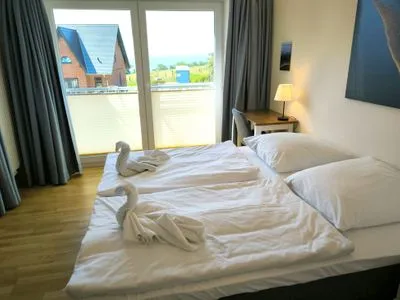 Schlafzimmer MeerRaum, helle Ferienwohnung mit Meerblick
