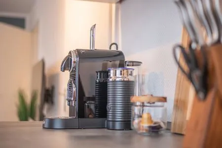 Dekoratives Detail Meerhafen - mit eigenem Strandkorb im Herzen vom Niendorfer Hafen