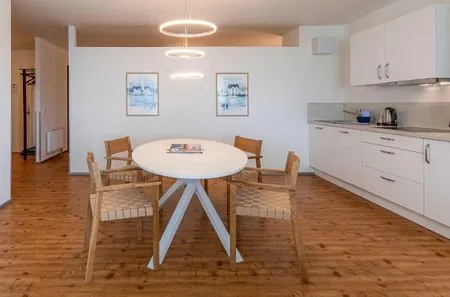 Ferienwohnung Albatros Aparthotel Zingst - Küchenzeile mit Esstisch  Albatros