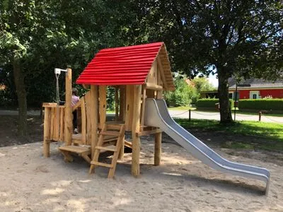 Kleiner Spielplatz in der direkten Nachbarschaft (ca. 50 m) Krischan - Ruhige Ferienwohnung unweit vom Meer