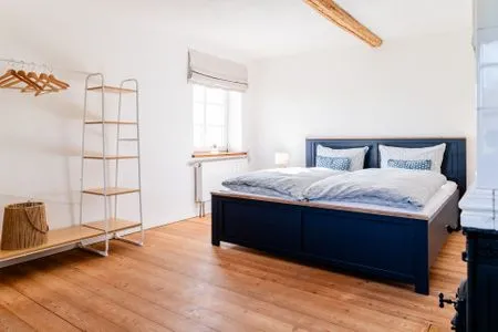 Schlafzimmer mit Doppelbett (180x200cm) Ferienwohnung Teve im Reethus Mühlenlund