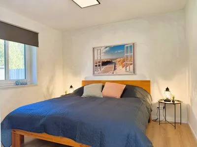 Schlafzimmer mit Doppelbett (180 x 200 cm) und TV Fördezauber