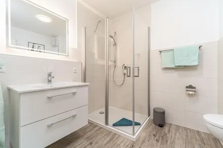 Bad mit Dusche und WC Parkresidenz am Hafen Wohnung HF 23 - "Viento"