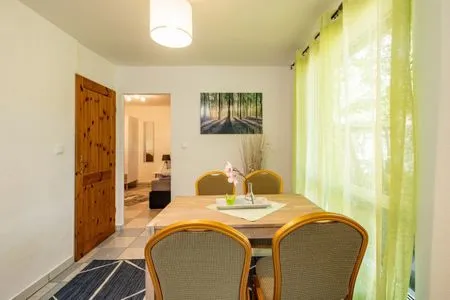 Blick über Esszimmertisch ins Schlafzimmer Waldpark Krätzersrasen